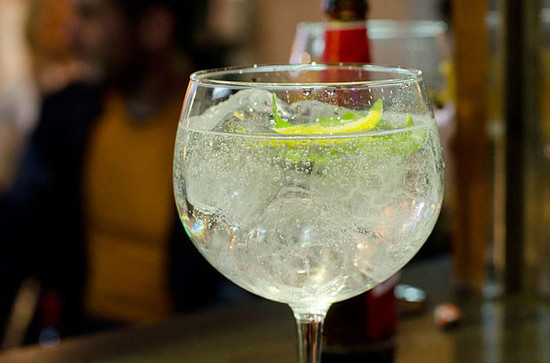 138850_gin-tonic-glass-alamy.jpg
